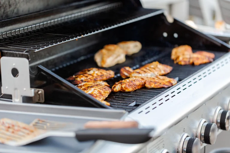 melhores churrasqueiras a gás com filés de frango grelhando na chapa de ferro fundido