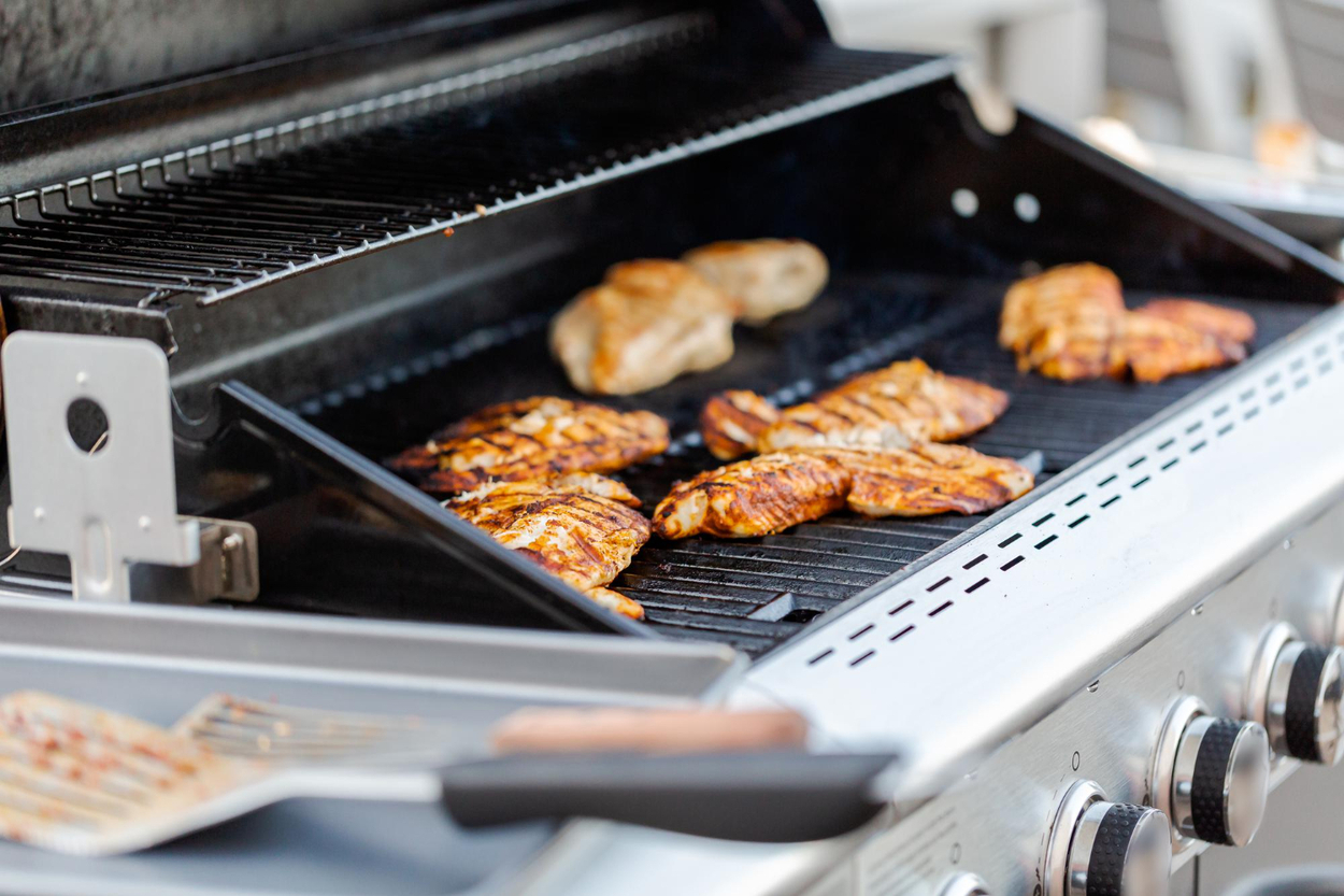 melhores churrasqueiras a gás com filés de frango grelhando na chapa de ferro fundido